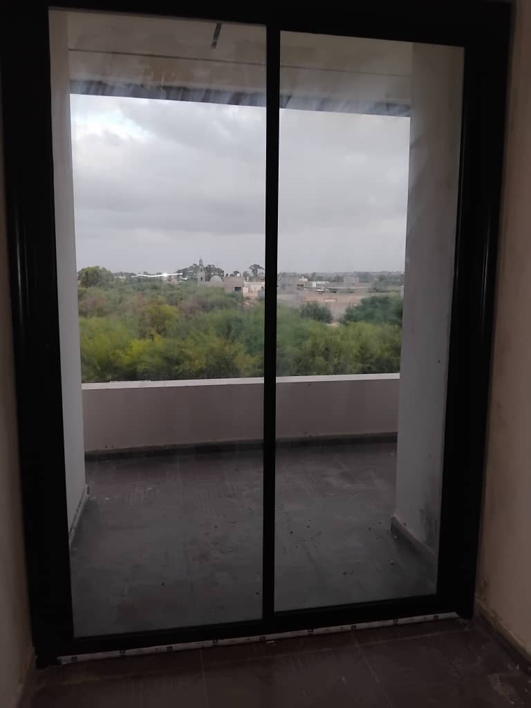 واجهة زجاجية لبلكونة