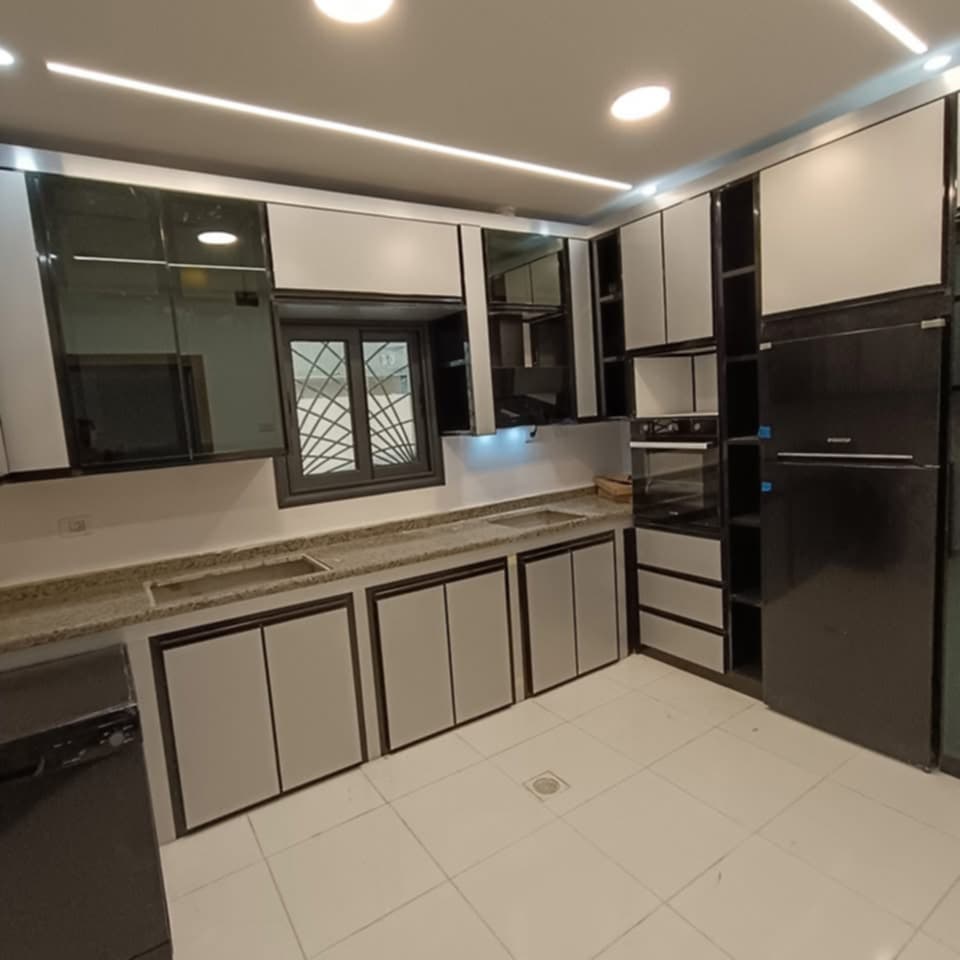 مطبخ كامل بواجهة زجاجية