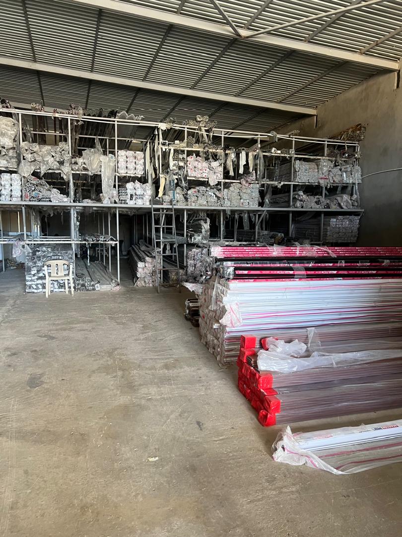 صفوف مخزون الألمنيوم داخل المستودع